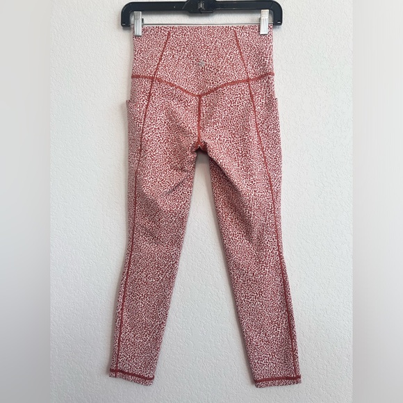 Athleta Salutation Stash Pocket Textured 7/8 Tight Leggings in Micro Cheetah - Picture 4 of 11